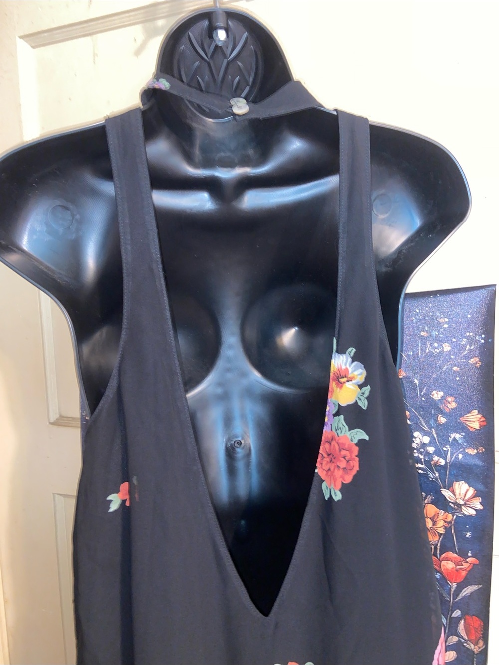 FLORAL BACKLESS BLACK DRESS Show Me Your Mumu - Picture 3 of 5
